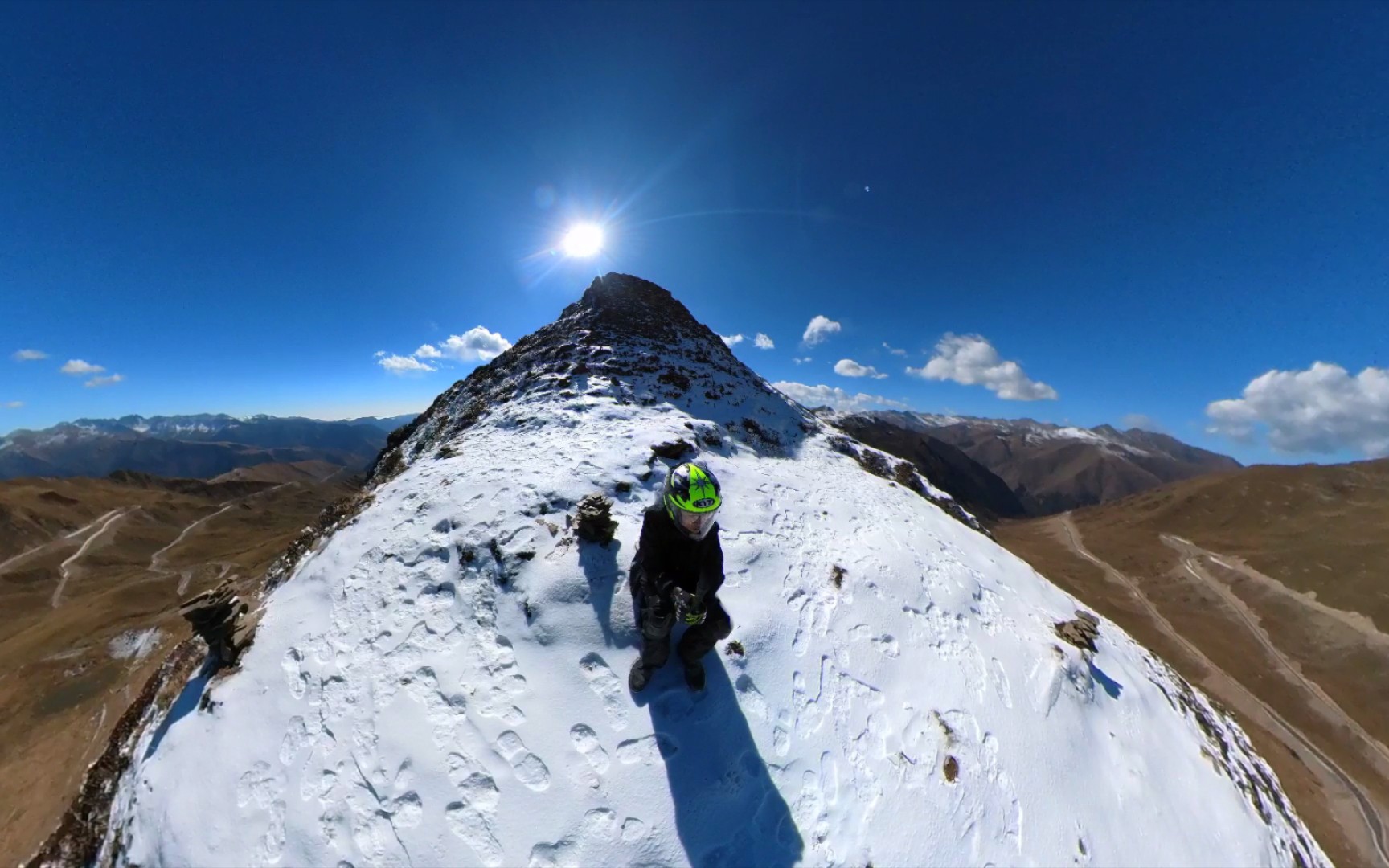 红色雪山!夹金山垭口的风与雪哔哩哔哩bilibili