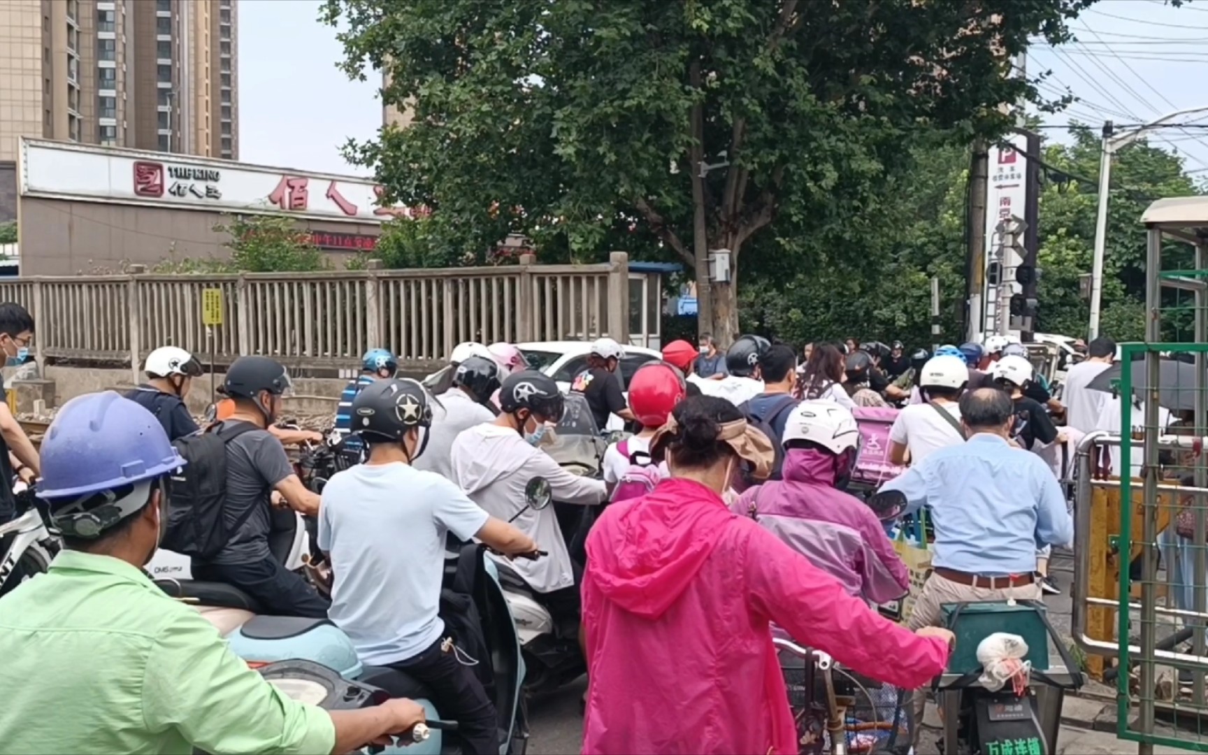 [图]2022年7月7日周四上午南京雨花区长虹路延时记录