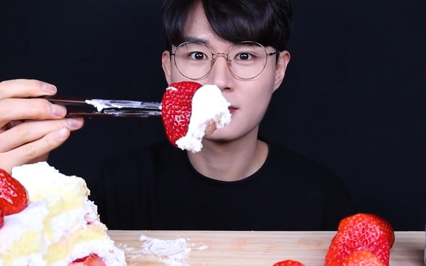 大口吃播kgxhwang草莓奶油蛋糕配上珍珠奶茶爱了爱了