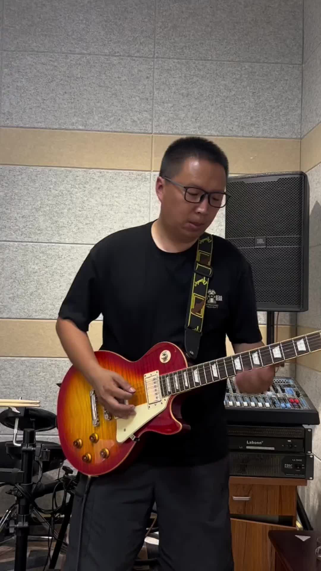 不会弹电吉他的人来凑热闹了看完了谢天笑的音乐节高低得整一下这