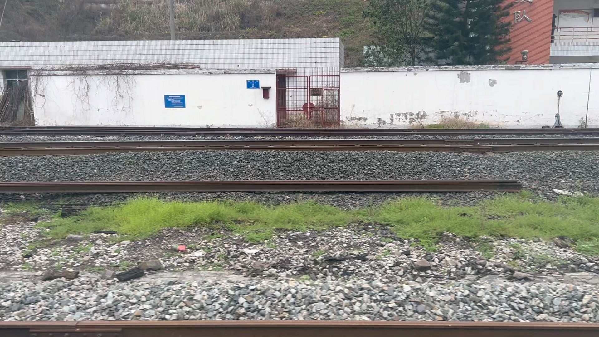 5629次列车(重庆西站-遵义站)本务成都局成都机务段hxd3c0110赶水北站