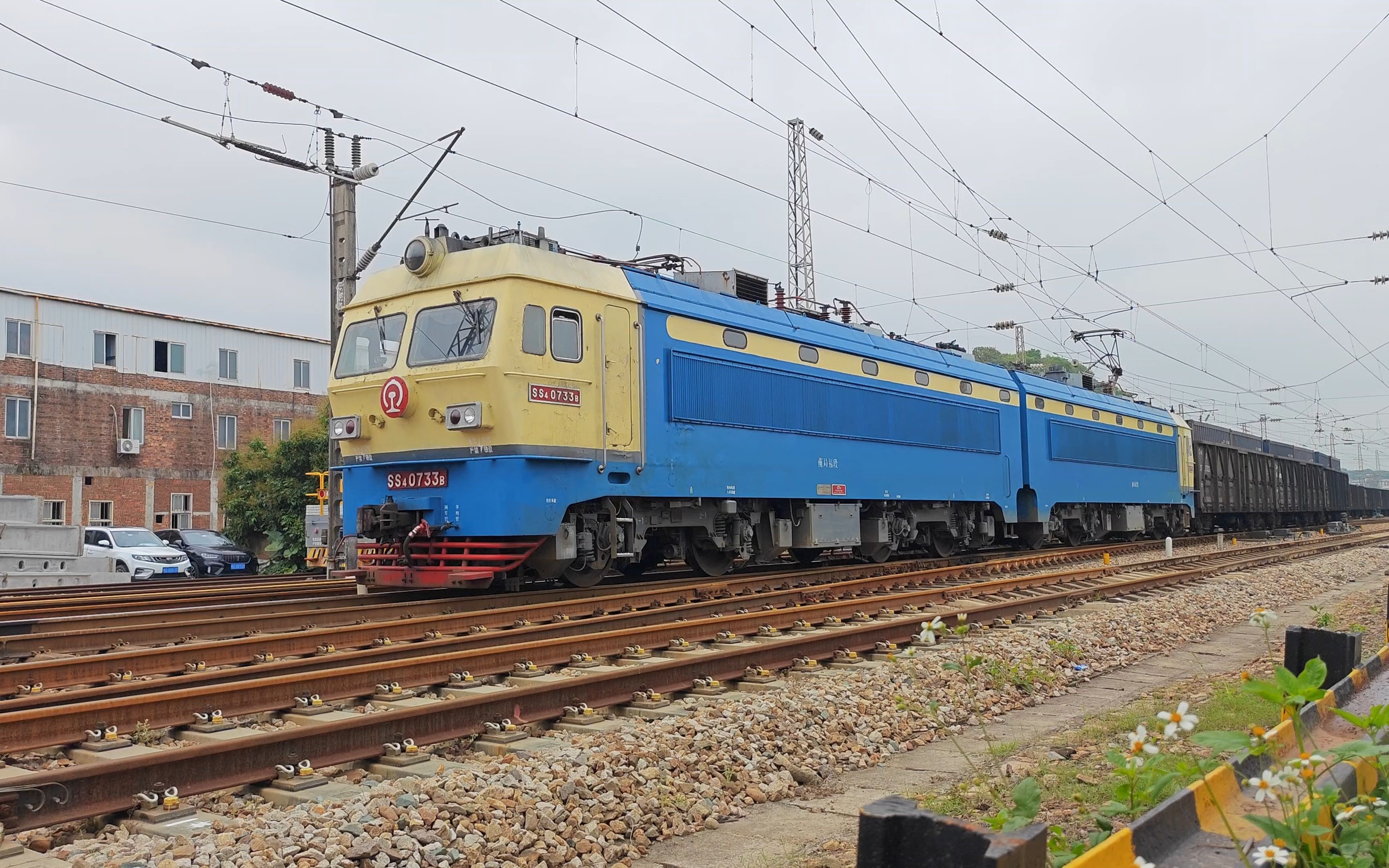 鹰厦铁路韶山4货列离开漳州东站,交会漳州北回来的小运转列车