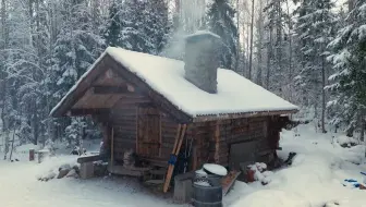 森林里飘着大雪，我要躲在木屋里制作一张大床，在里面舒适睡大觉
