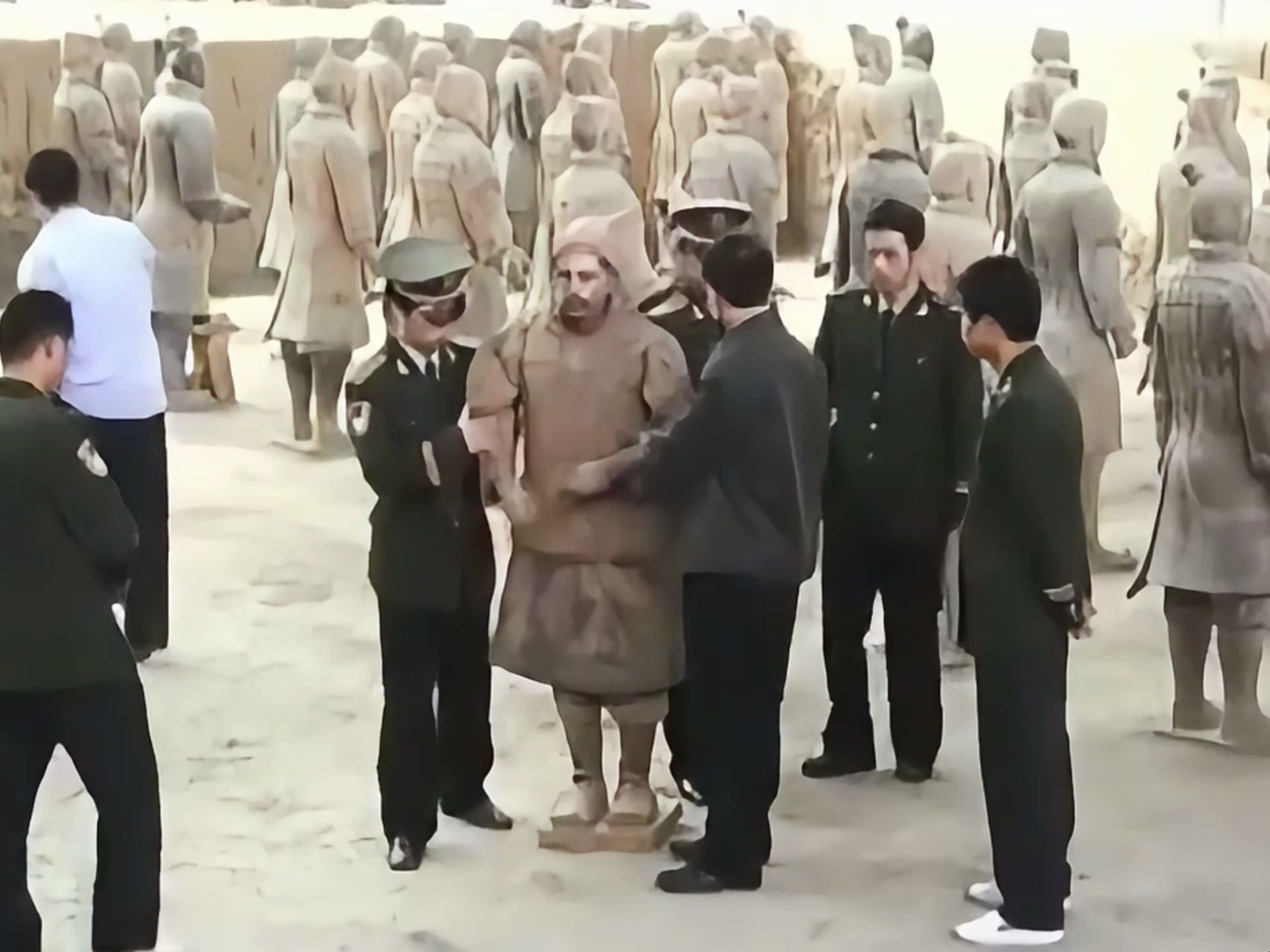 2006年德国小伙假扮兵马俑,跳入一号俑坑,吓坏一众游客!