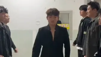 男生带着朋友们学习模特步，不敢想他们是怎么忍住不笑的！！！