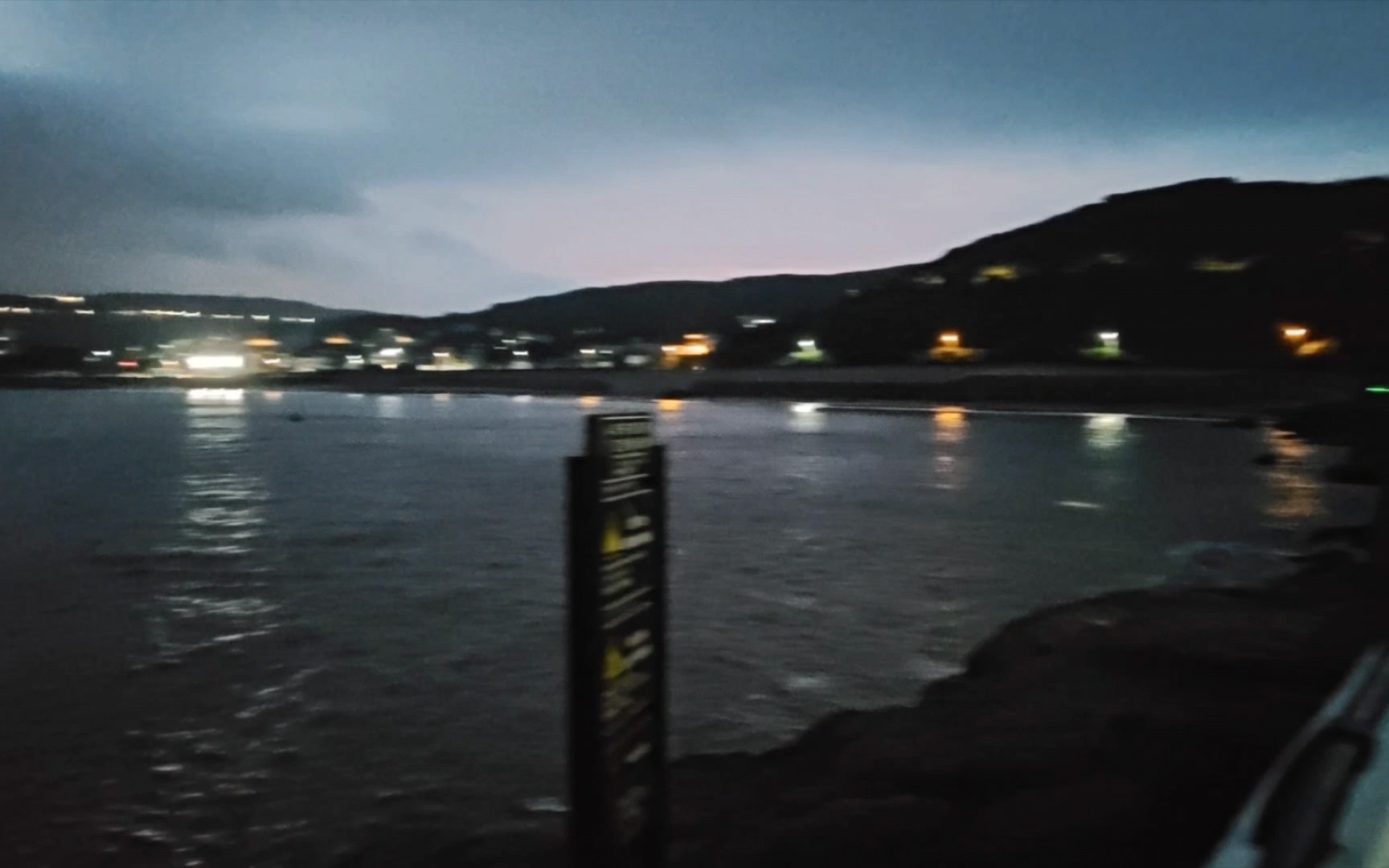 嵊泗列岛的晚上上骑着电瓶车 吹着海风 惬意啊