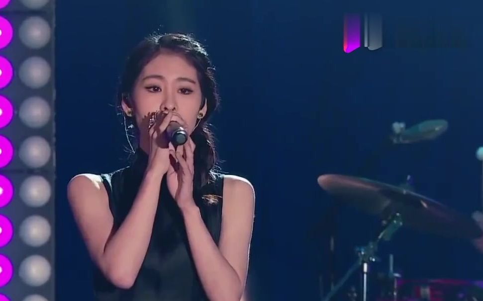 张碧晨唱林俊杰的《害怕》,台下的老外听的好认真!