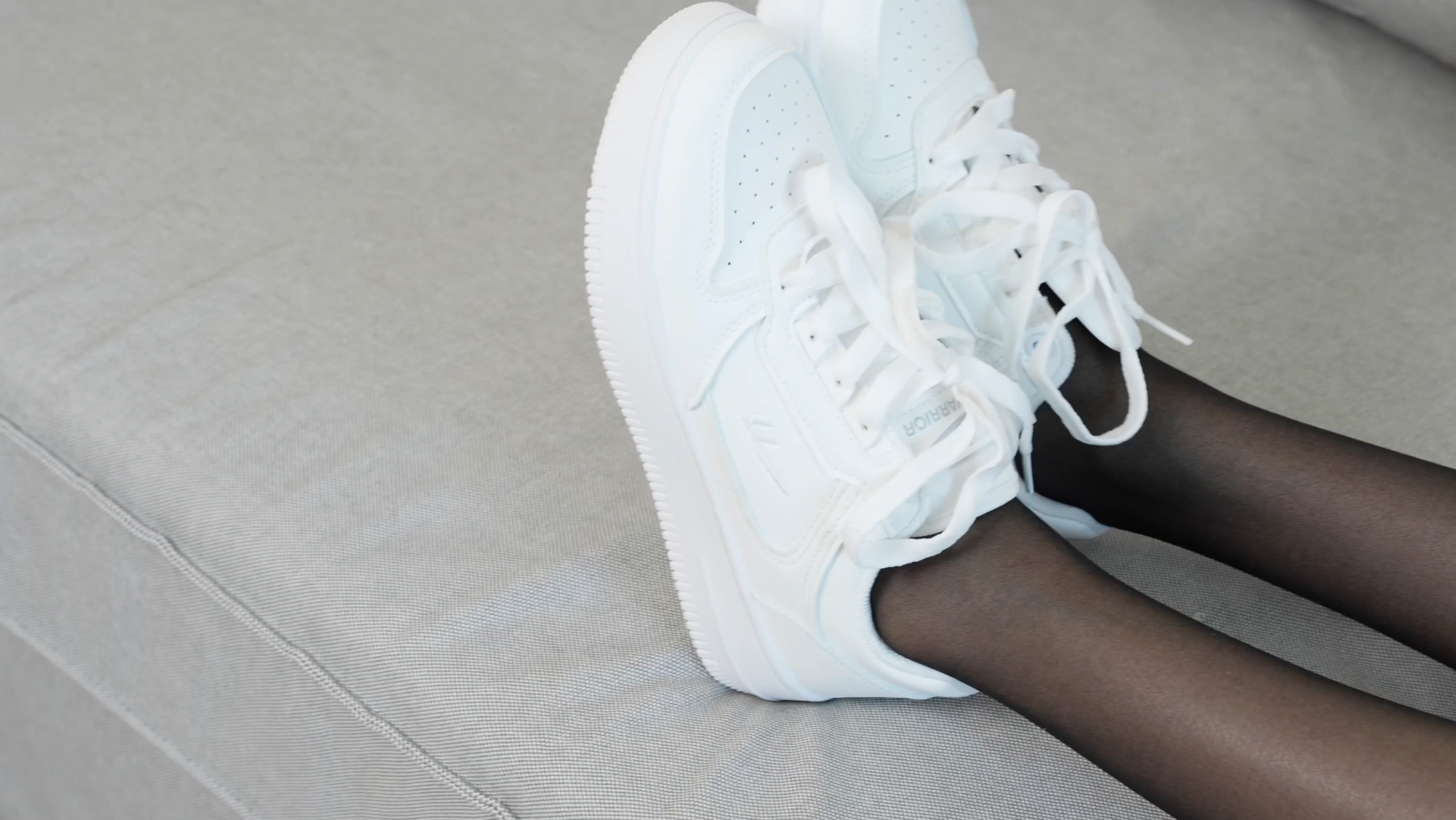 上脚测评空军一号小白鞋搭配丝袜会不会打滑