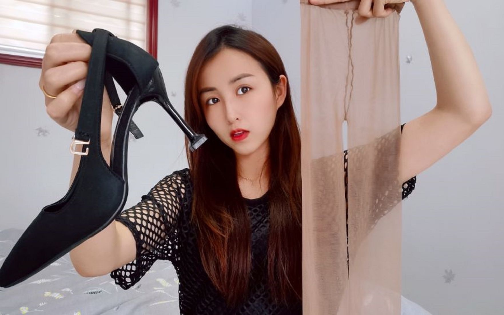 妹子试穿10cm黑色高跟鞋凉高跟搭配裤袜效果更好打算上班穿
