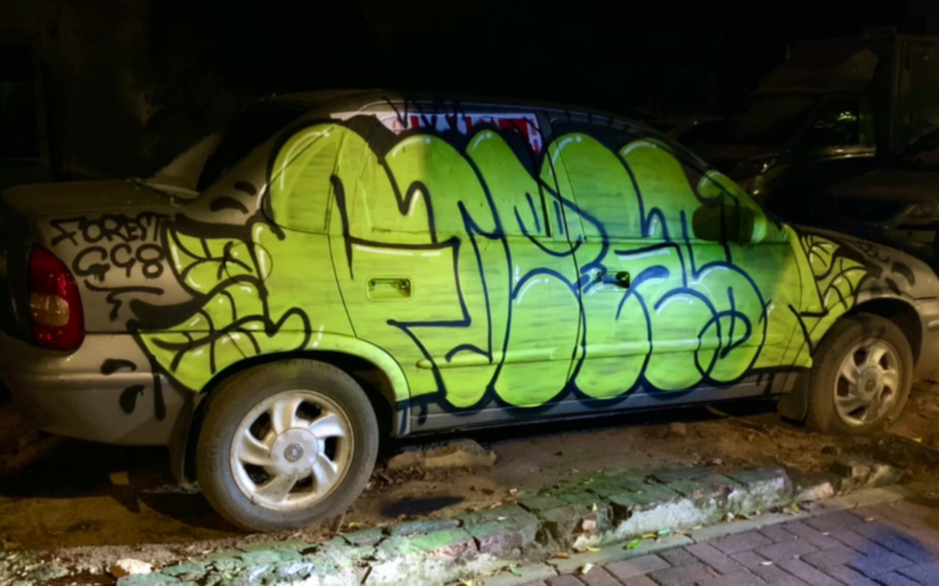 涂鸦|炸街报废车(ps:如何看待涂鸦炸街,很帅很酷?很没素质?牛皮癣)