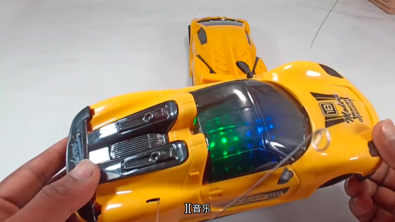 [字幕]2车1遥控2车1遥控遥控车拉维拆箱玩具"