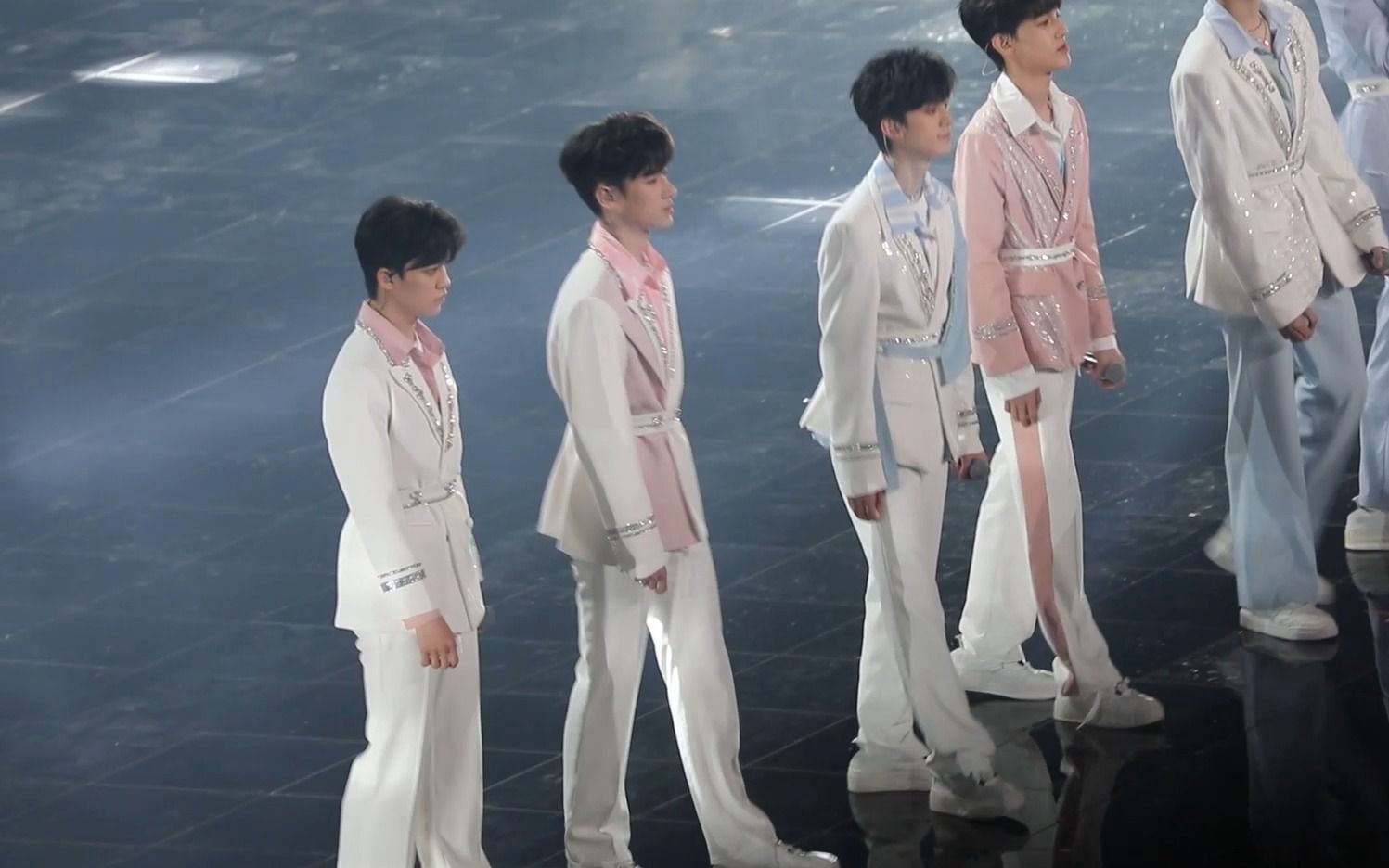 tf家族登录计划第一站蝴蝶效应演唱会《想见你想见你想见你》直拍