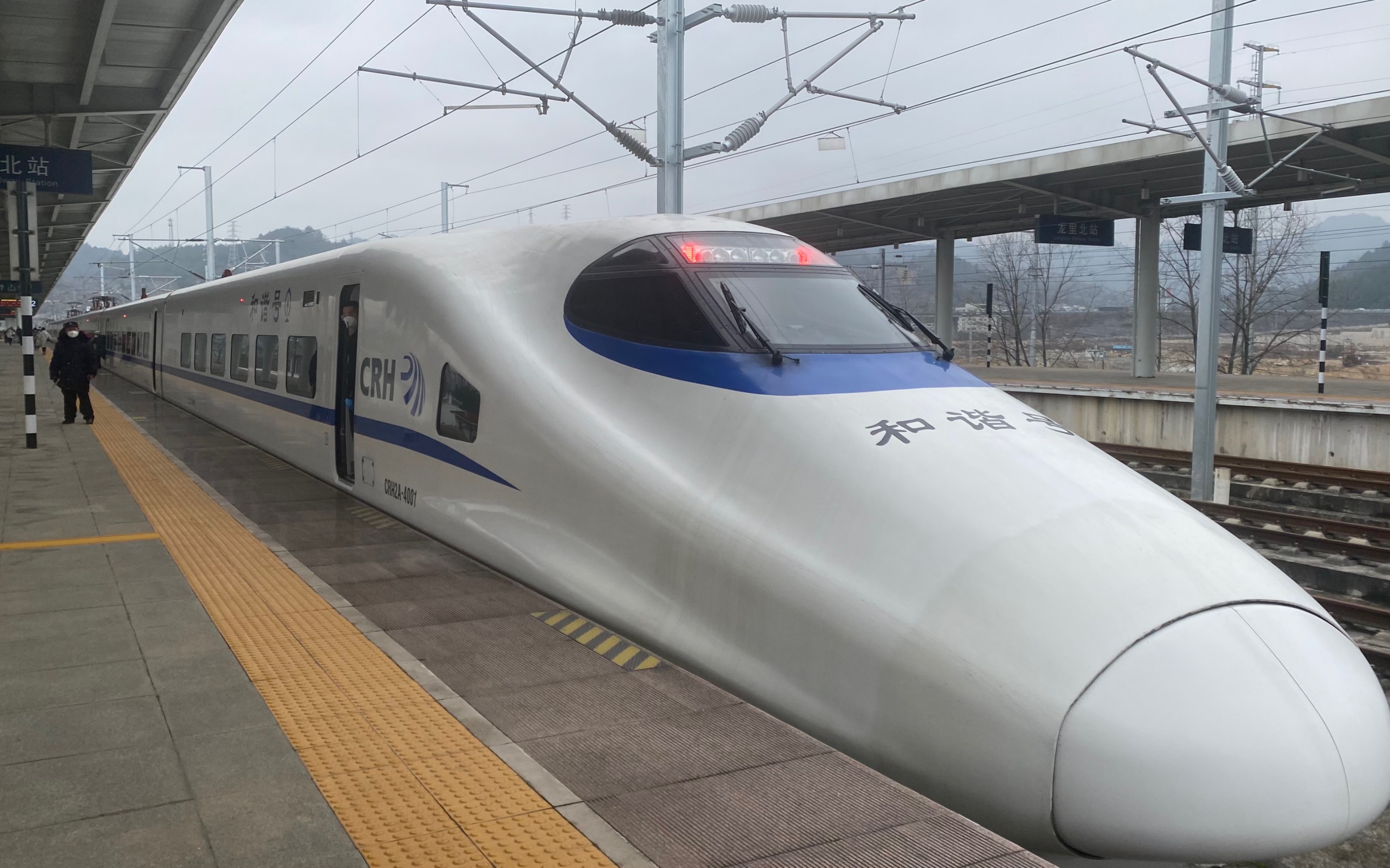 d4274次列车(广州南站-贵阳北站)本务广铁广段crh2a-4001龙里北站出站