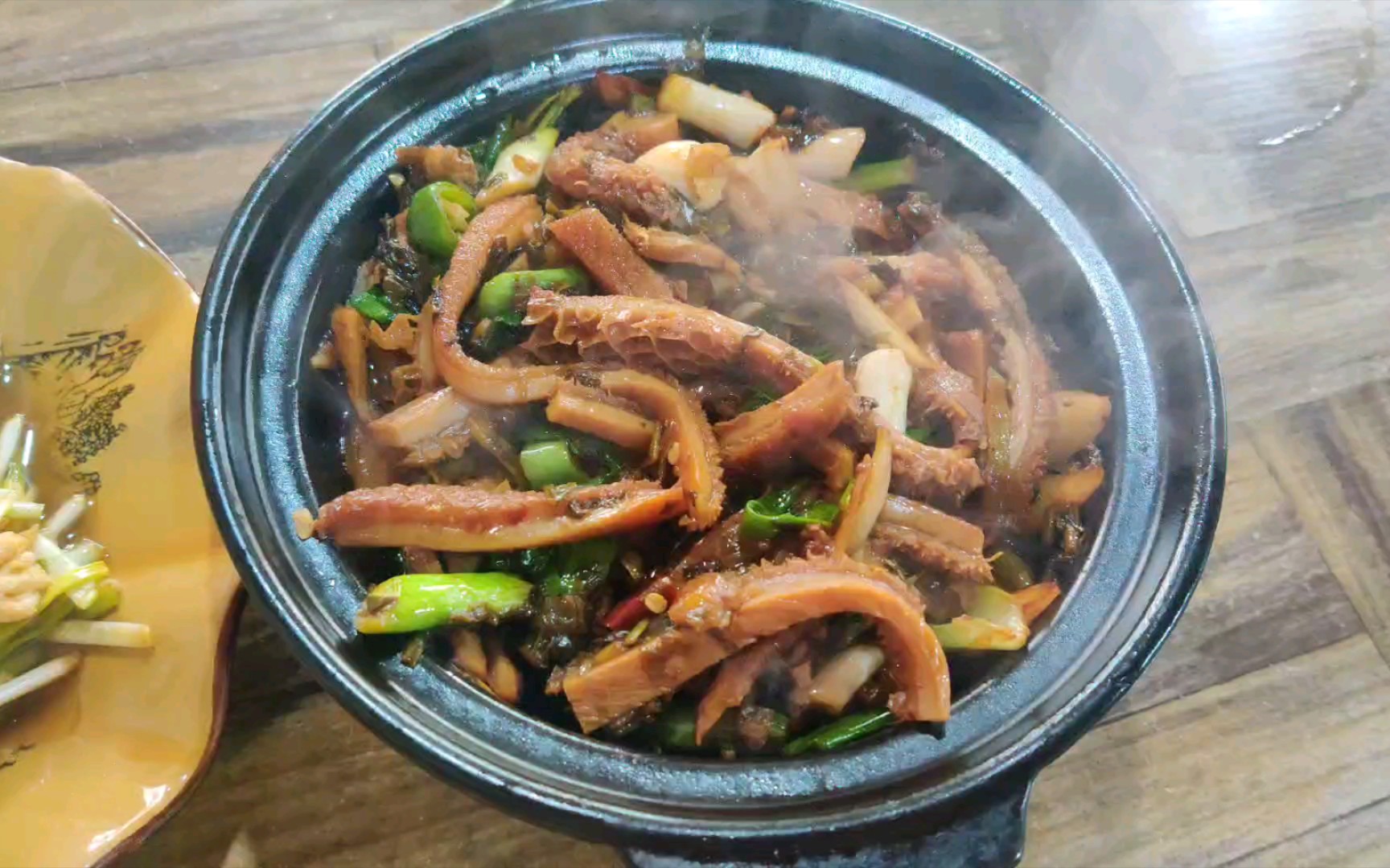 新一线合肥老城金牌徽菜馆,中午点的半分牛肚煲 韭黄炒鸡蛋