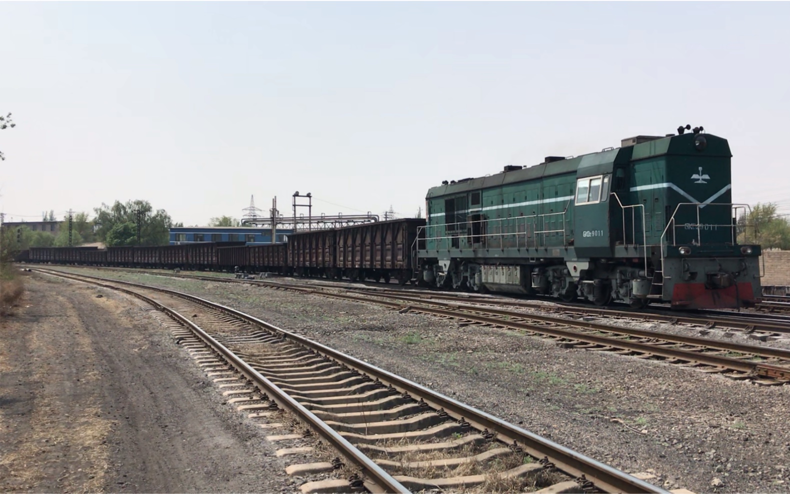 鞍山鞍钢铁路专用线gkd29011号机车牵引鞍钢自备敞车通过曲线进入编组