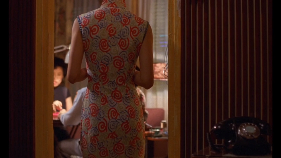 《花样年华》张曼玉苏丽珍的二十一套旗袍,每一套都是那么摇曳千姿,各