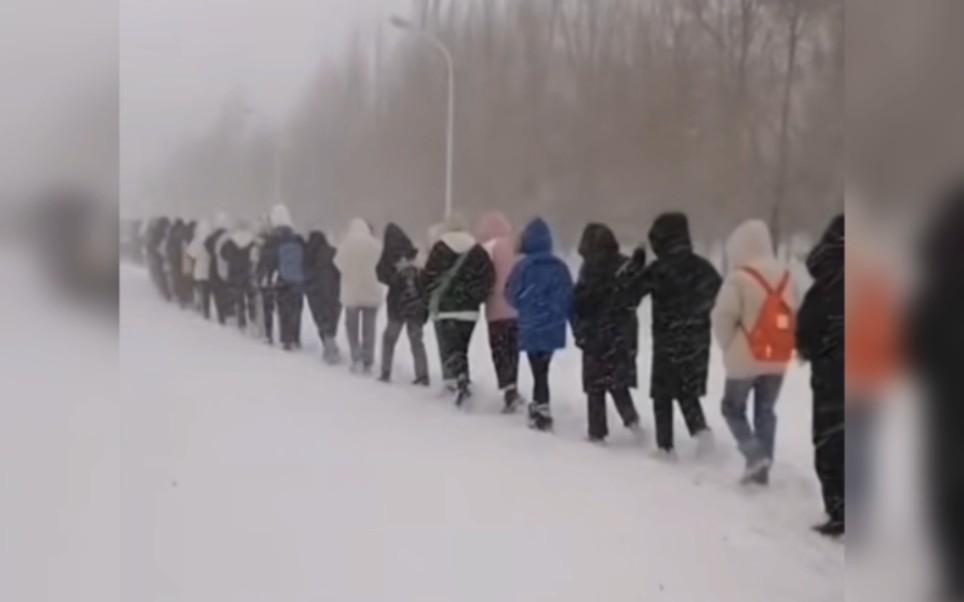 [图]一代人有一代人的长征!东北大雪，大学生冒雪前行