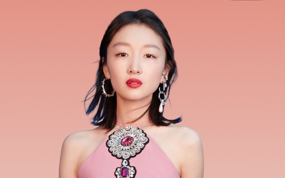 难以置信!直到看见周冬雨这张照片才明白,原来明星竟有擦边特权