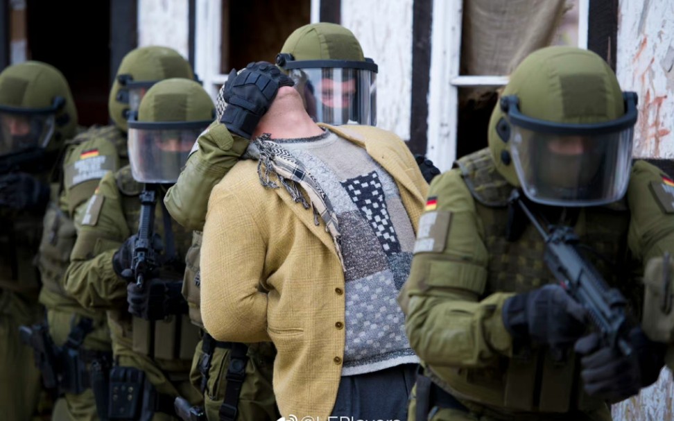 【deu】"铠甲勇士,合体" 联邦德国国防军宪兵feldj02ger装备快闪