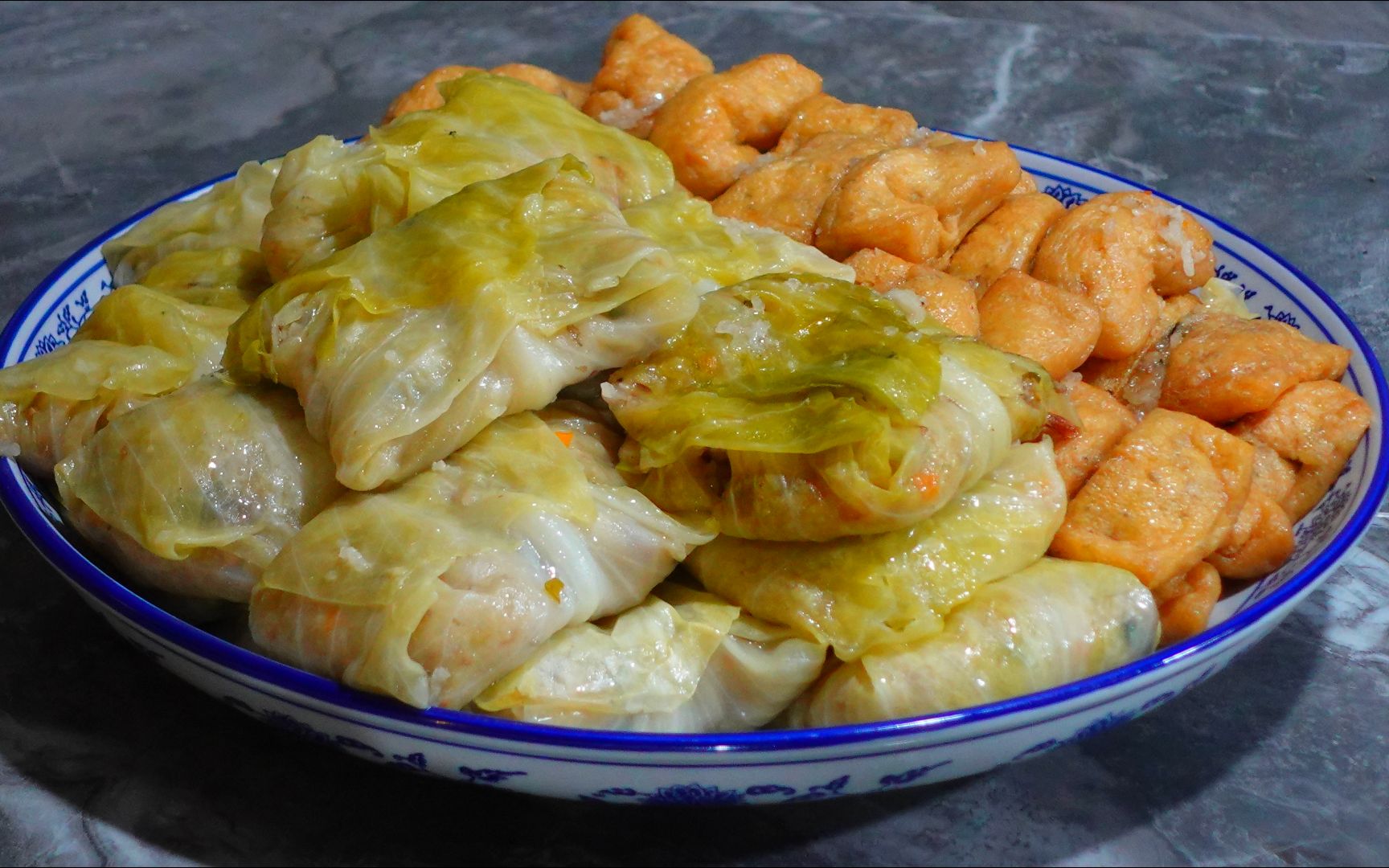 韶关特色的糯米豆腐菜包,看看这馅料,吃起来真过瘾!