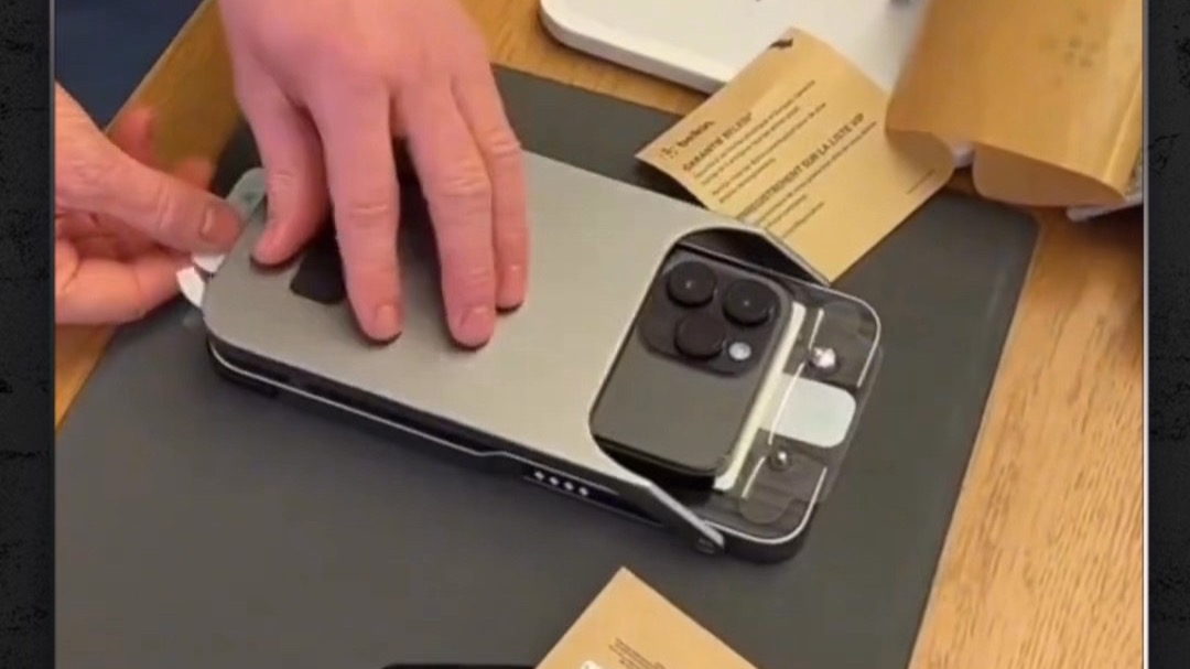 苹果高管劝iPhone用户别贴膜看到有人给iPhone贴膜就感到强烈不适贴膜反而会让屏幕设计效果