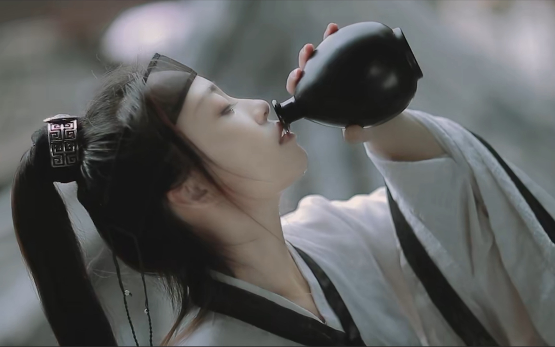 满堂花醉三千客,一剑霜寒十四州