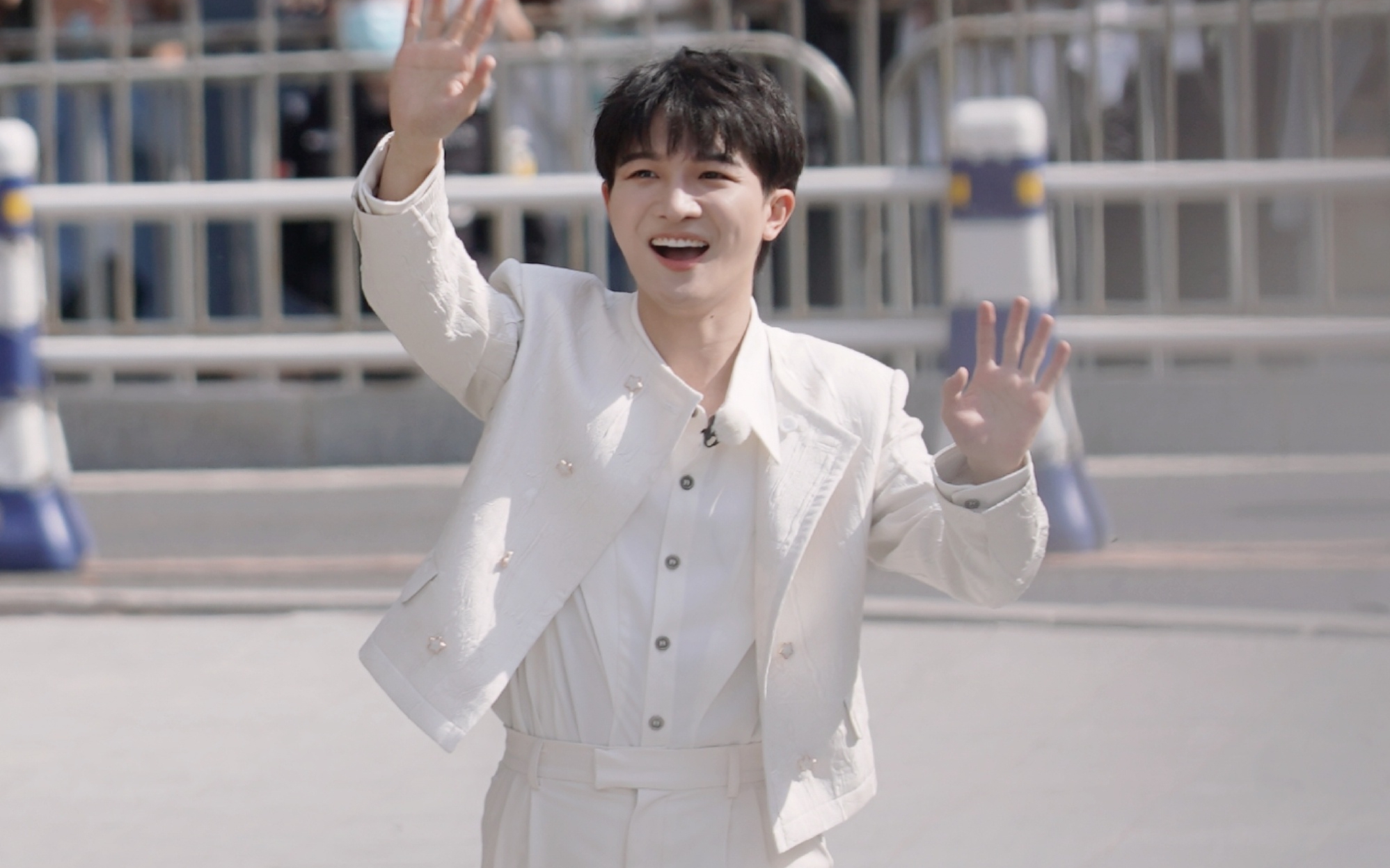 小王子周深 连扣子都是小星星