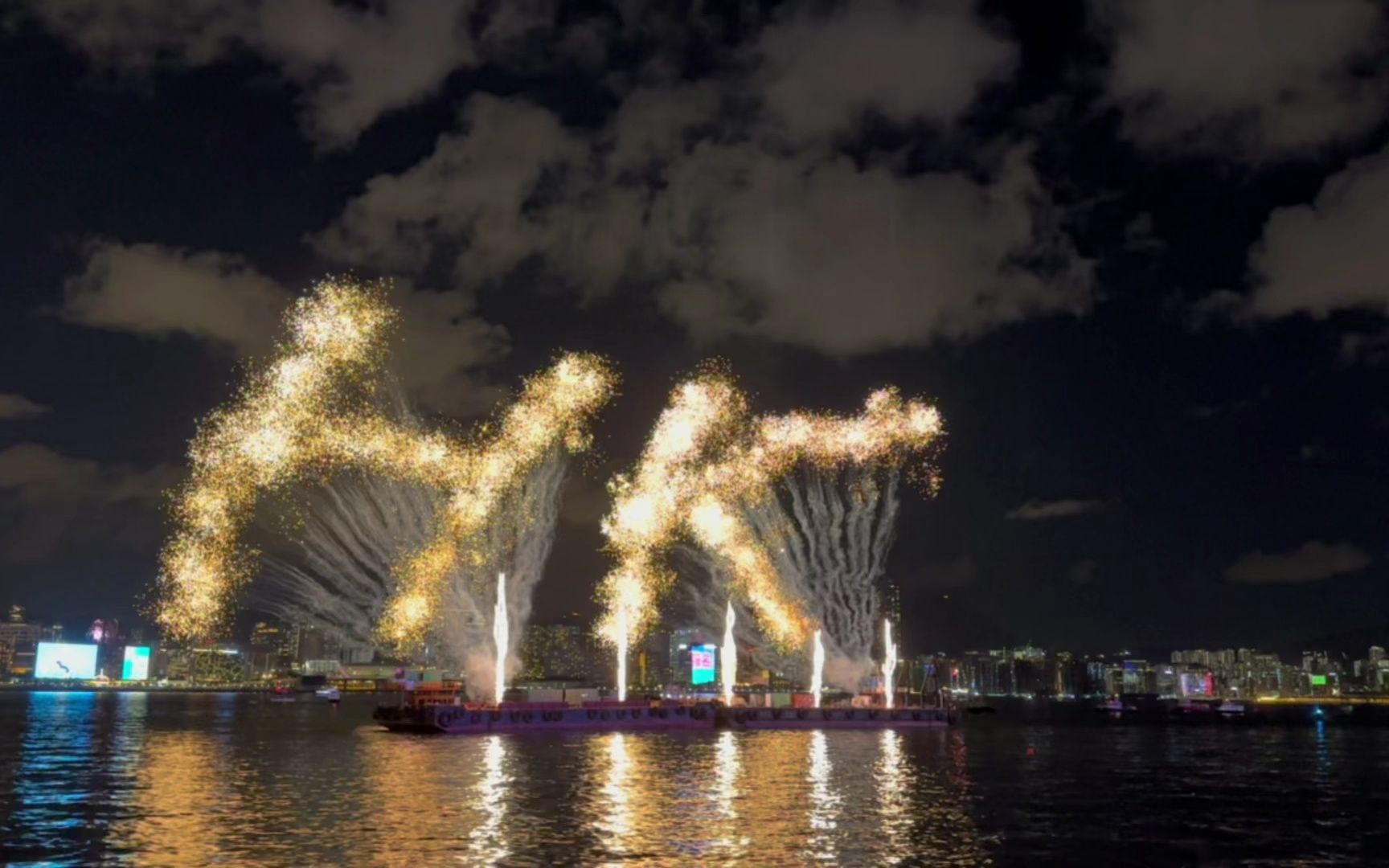 [图]🇭🇰幻彩咏香江水上烟花版🎆🎇