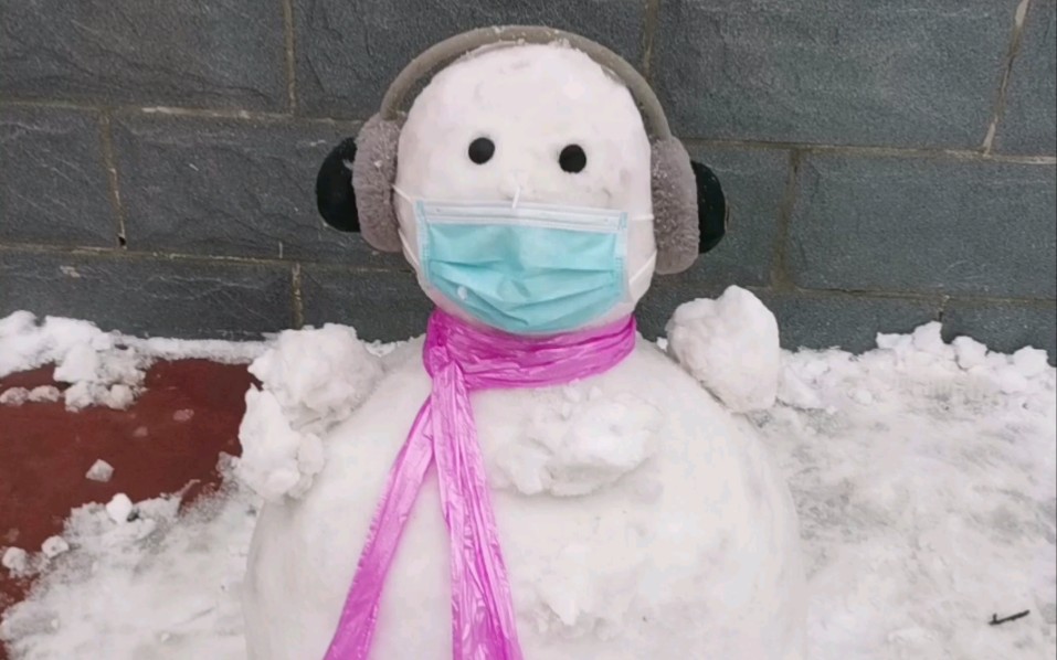 它好有礼貌啊,戴口罩的小雪人