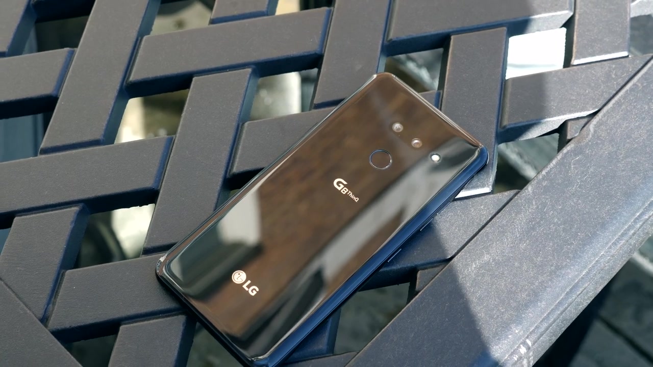 外国小哥上手lg g8手机