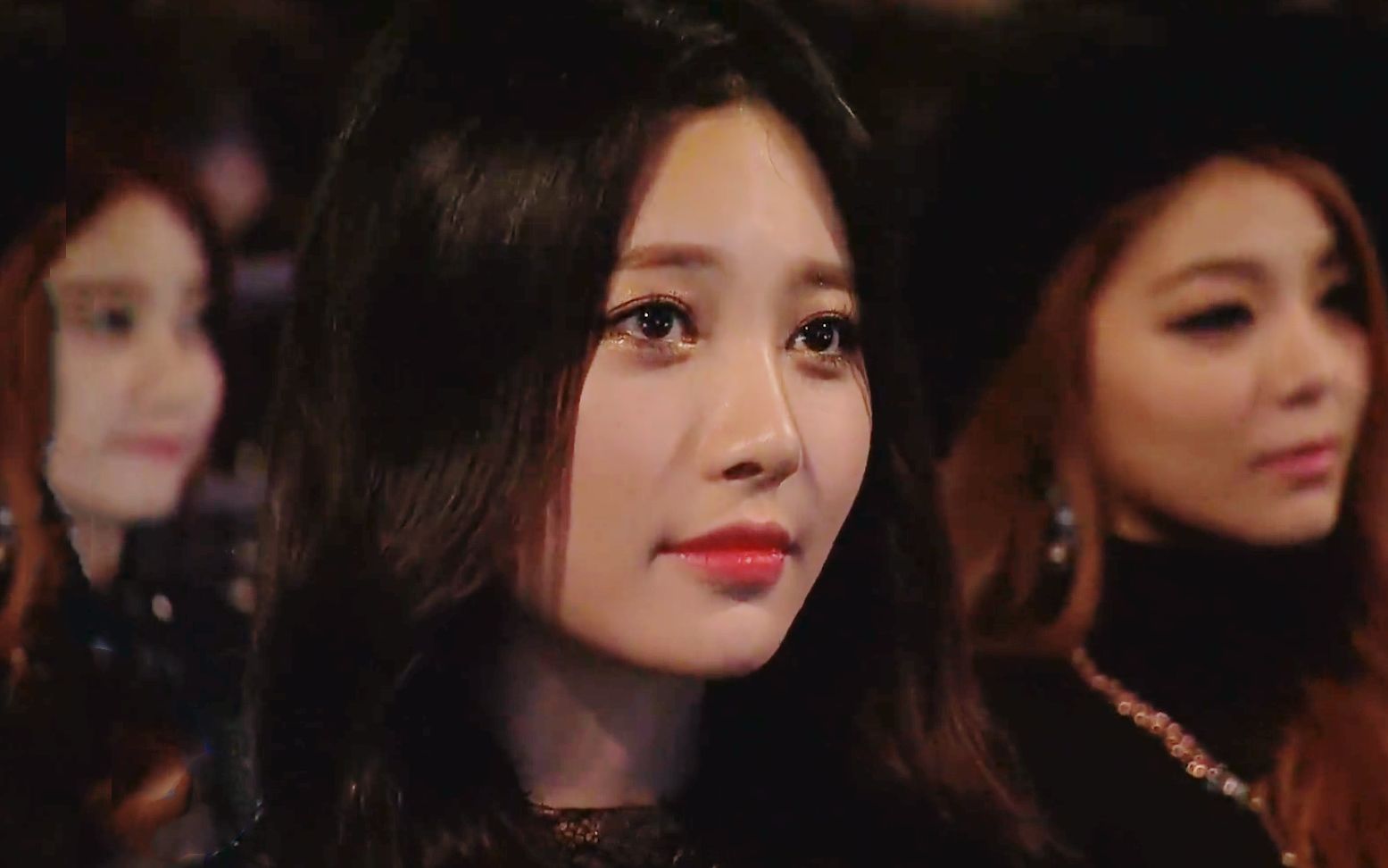 台下坐的都是当红明星都在认真听他唱歌不愧是韩国殿堂级歌手