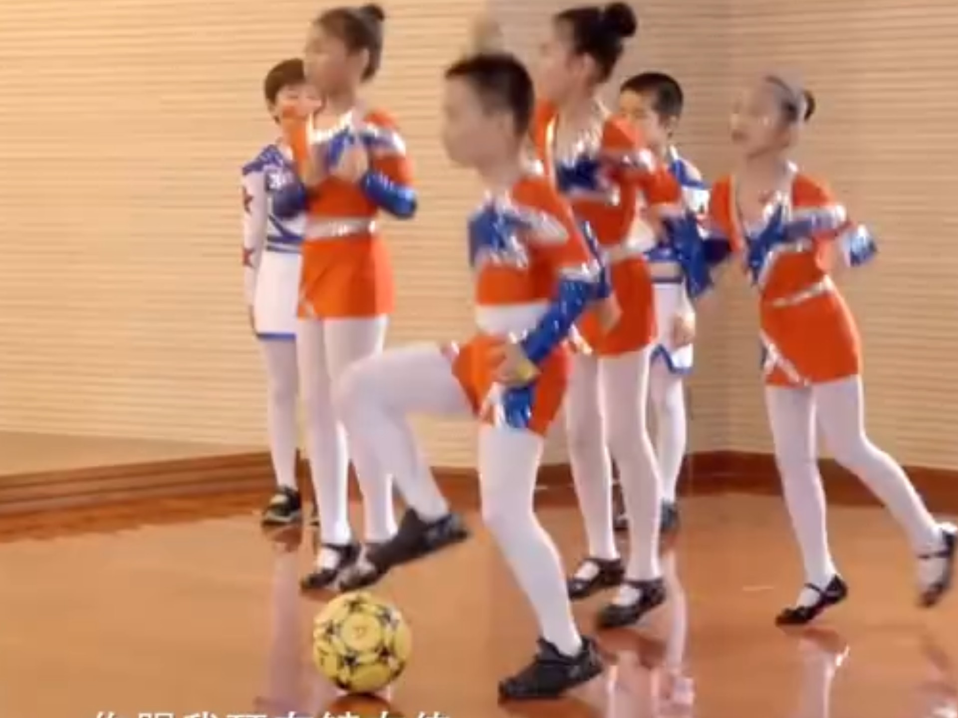 节目表演:小男孩穿白裤袜