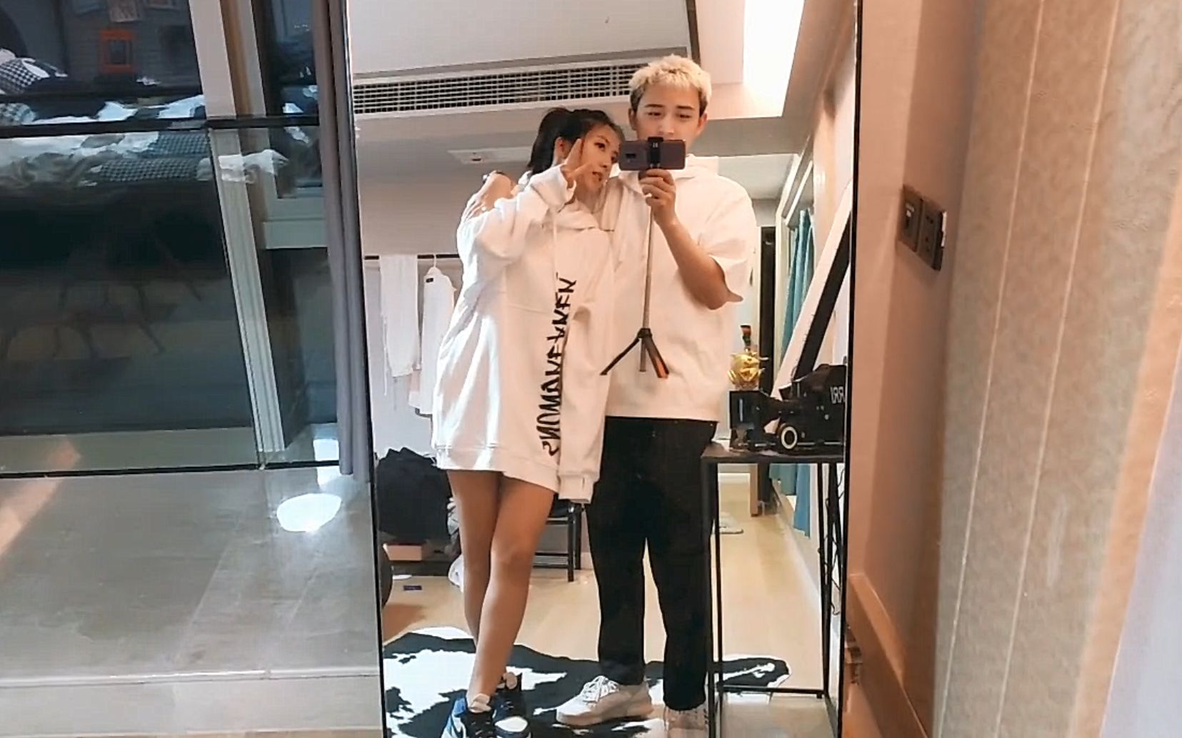 斗鱼182102国民大舅哥与笑言超级甜试装秀