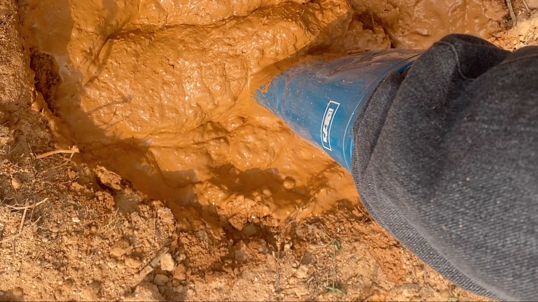 回力蓝色雨鞋踩黄泥浆视频