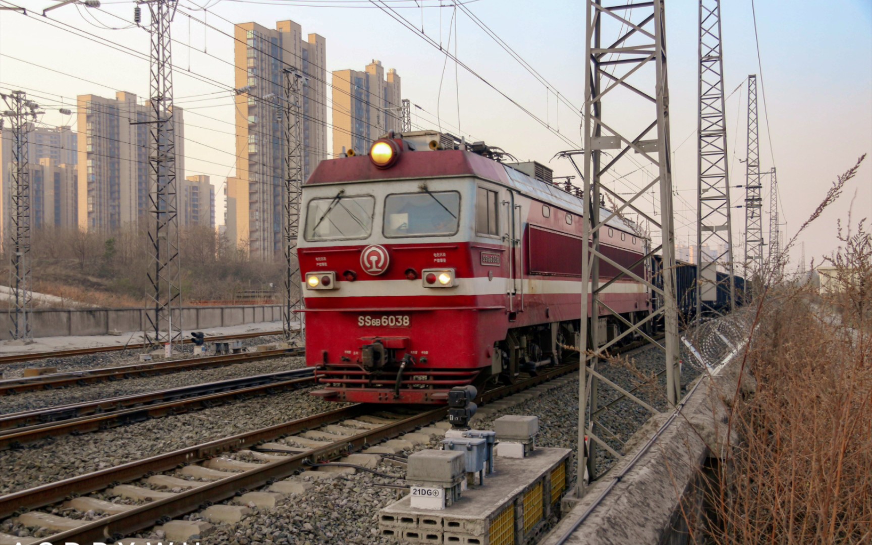 【中国铁路】武局襄段ss6b牵引货列两道通过荆门南站去往荆门方向