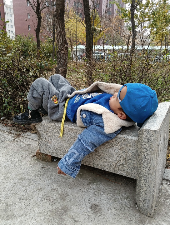 娃娃爱跷二郎腿