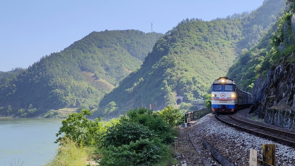 火車視頻 金溫鐵路麗水段k552溫州——佳木斯