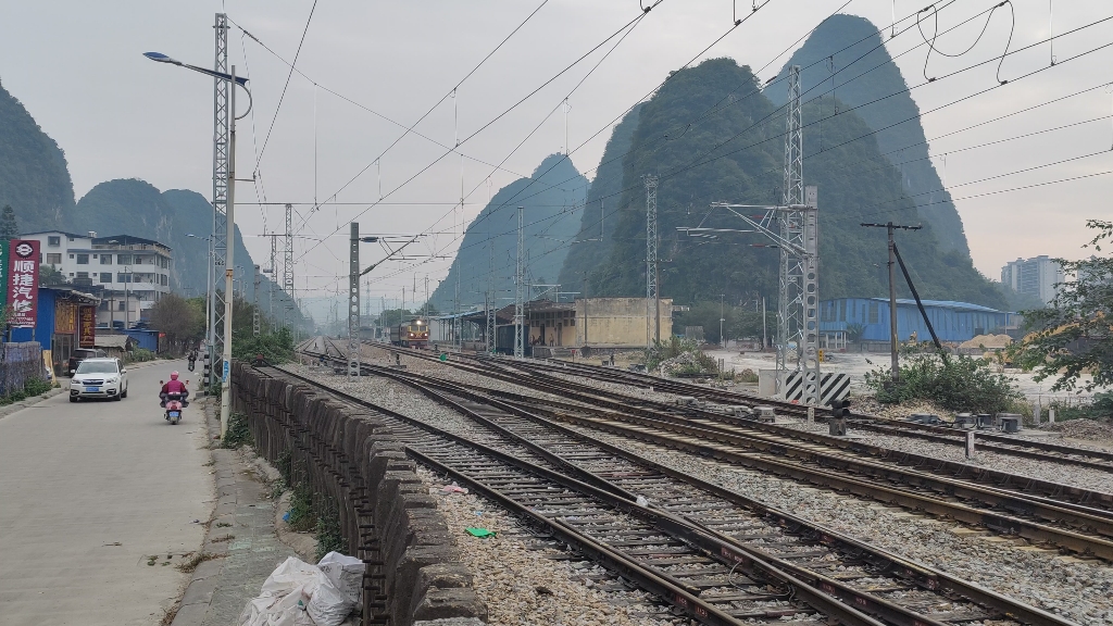 The commuter train from Yatunbao to Liuzhou left Rongshui Station哔哩哔哩bilibili