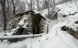 Скачать видео: 丛林徒步遭遇大雪封山，山腰处发现了洞穴，钻进里面还挺暖和奢华