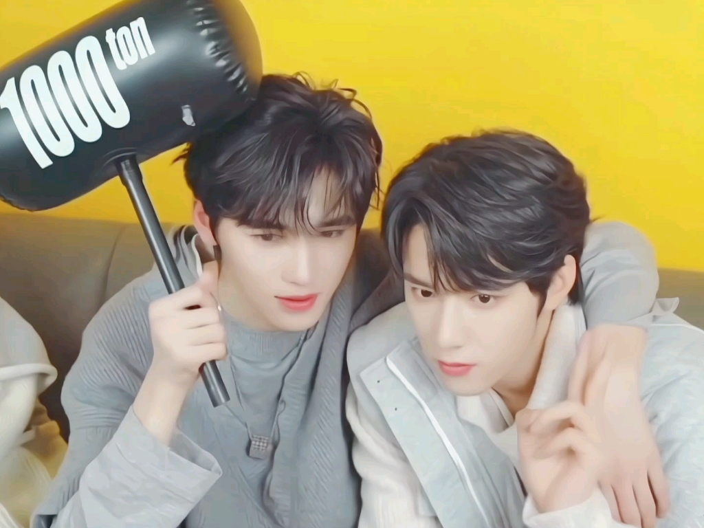 一起贴贴搂肩甜甜蜜蜜拍照