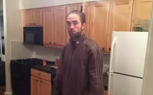 Download Video: 罗伯特·帕丁森｜喜剧人的欢乐梗｜Robert Pattinson Standing in a Kitchen