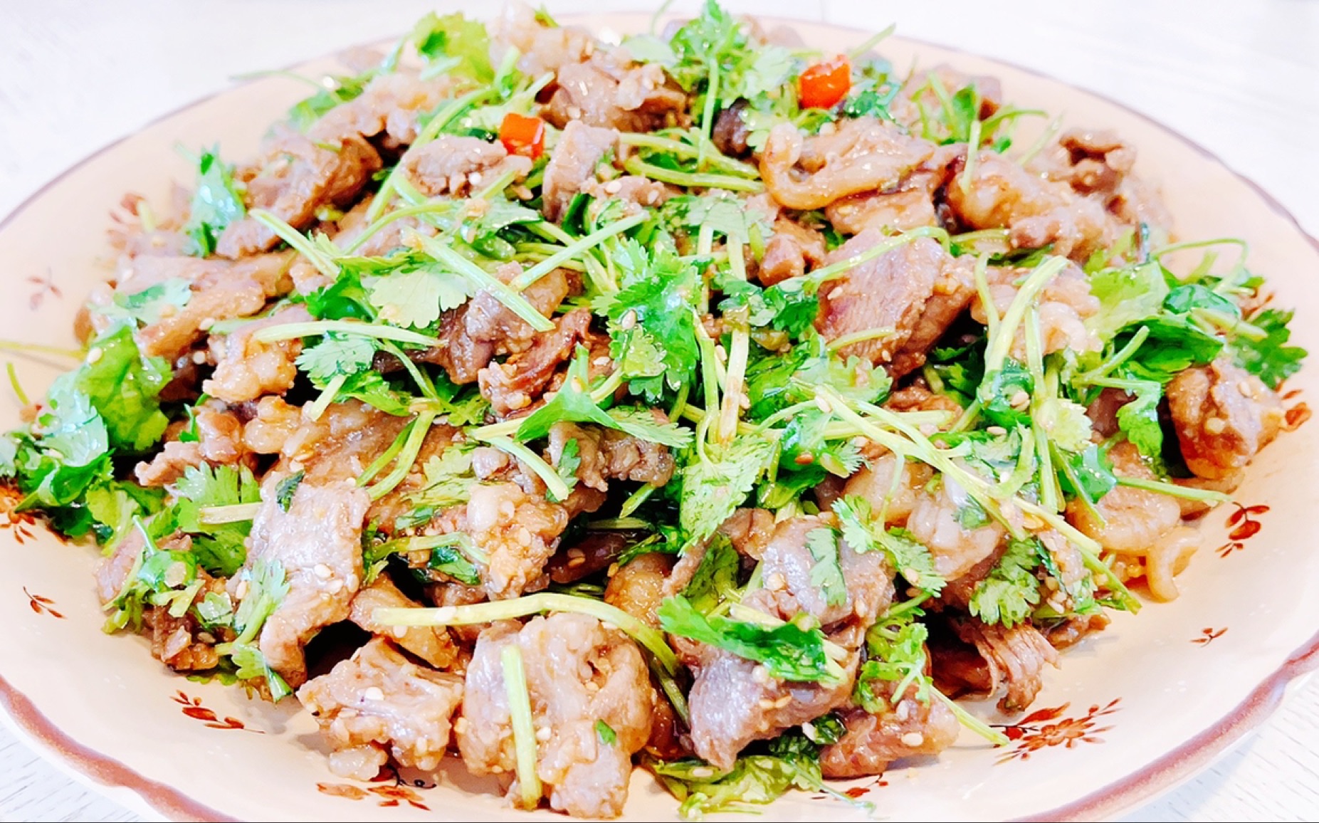 9毛9的香菜拌牛肉,鲜嫩香滑,香辣过瘾,这道凉菜可以c位出道了