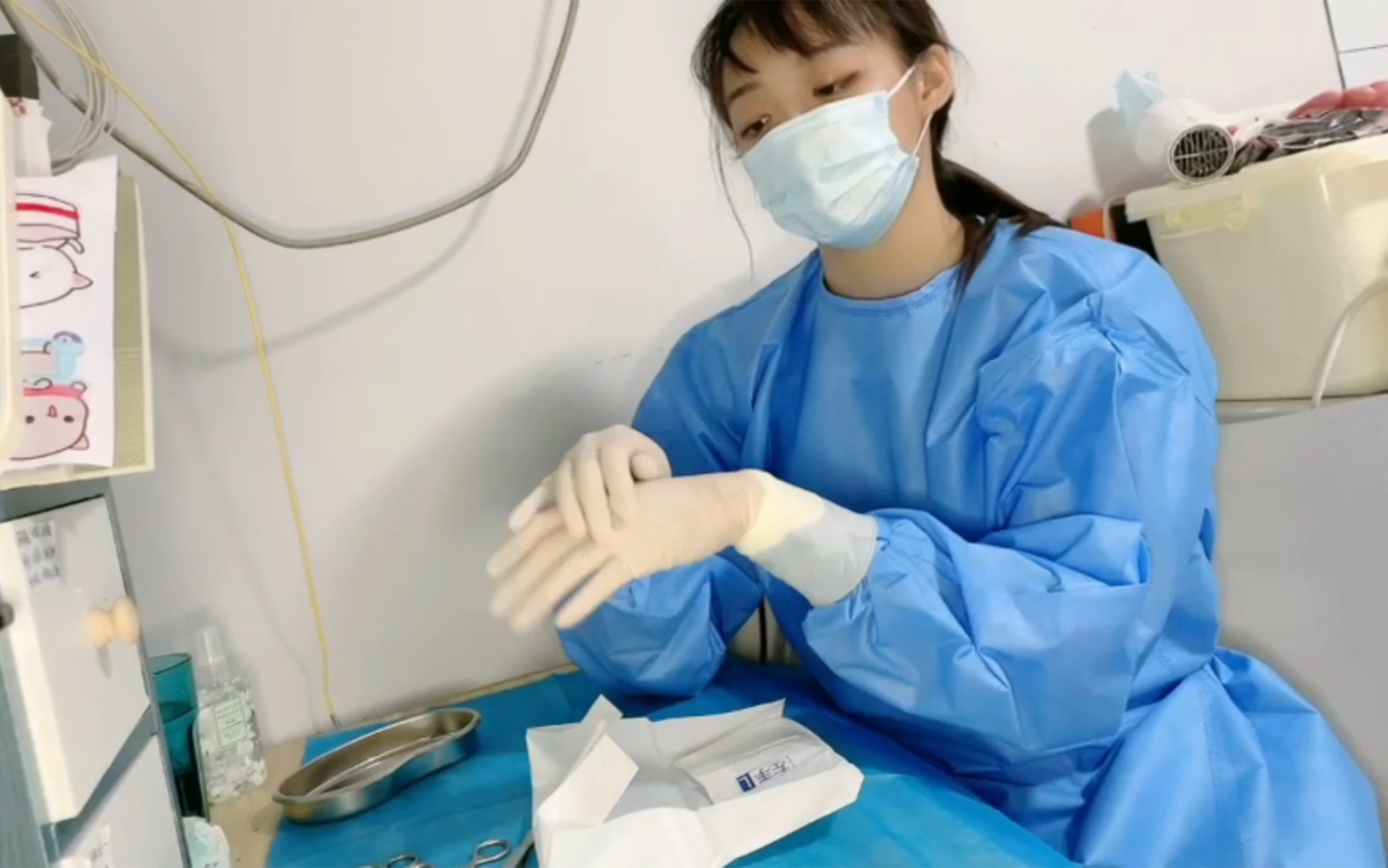 [医疗解剖]女医戴白乳胶手套做解剖手术