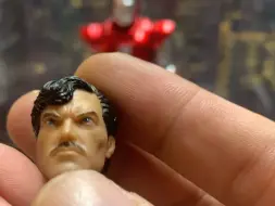 Tải video: MEZCO ONE：12钢铁侠百夫长看一看