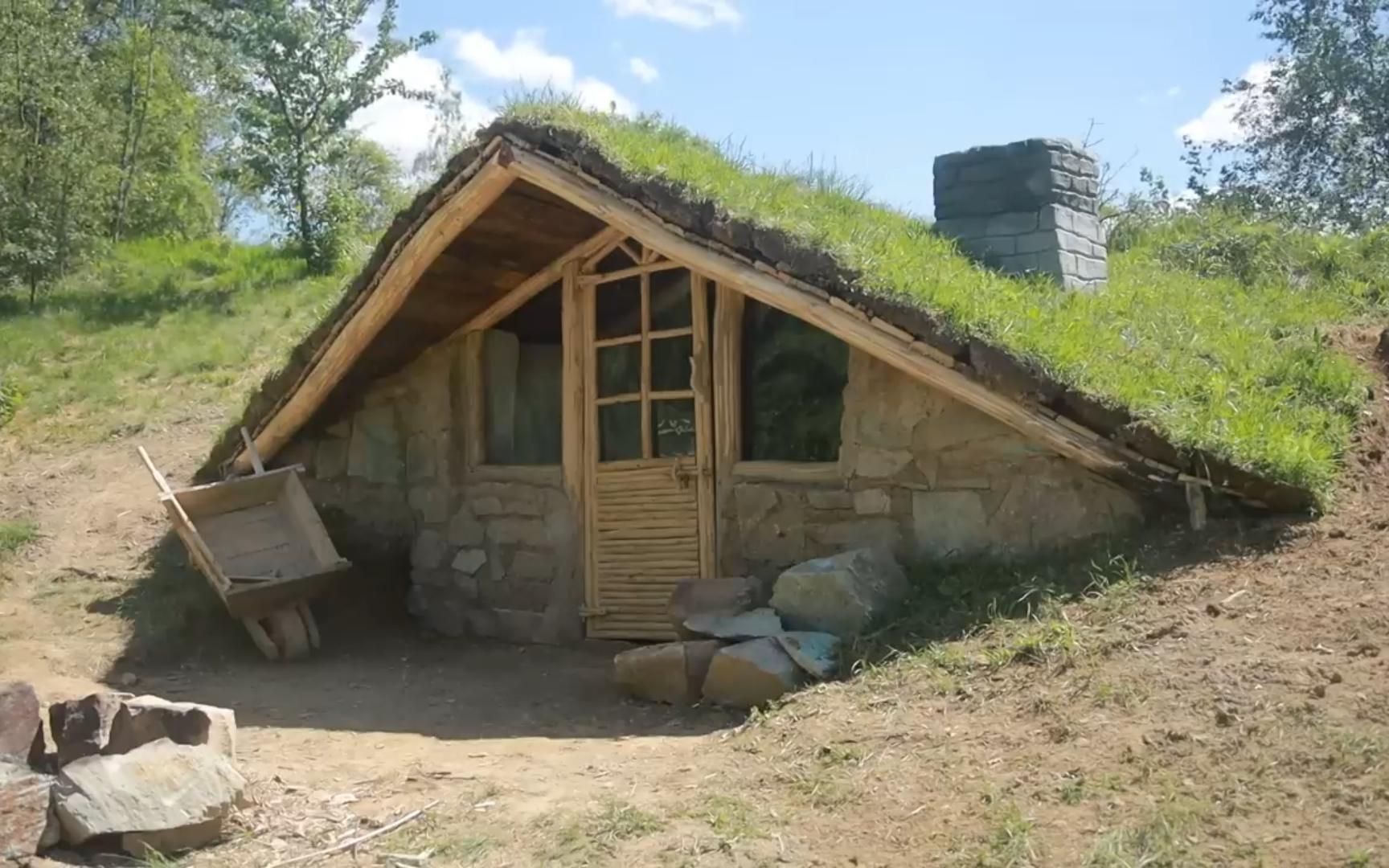 野外建造,小伙在山里找了一处绝妙的风水宝地,搭建了自己的独栋别墅哔哩哔哩bilibili