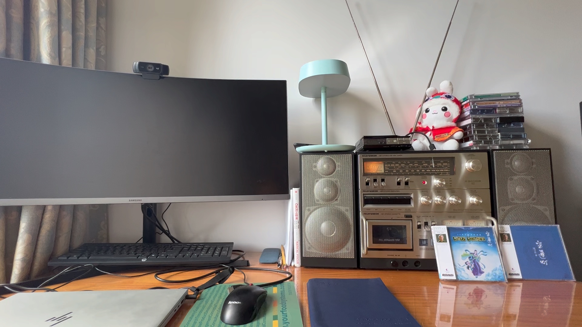 《爱就一个字》由张信哲演唱,jean-michel02ou作曲,陈家丽作词,为