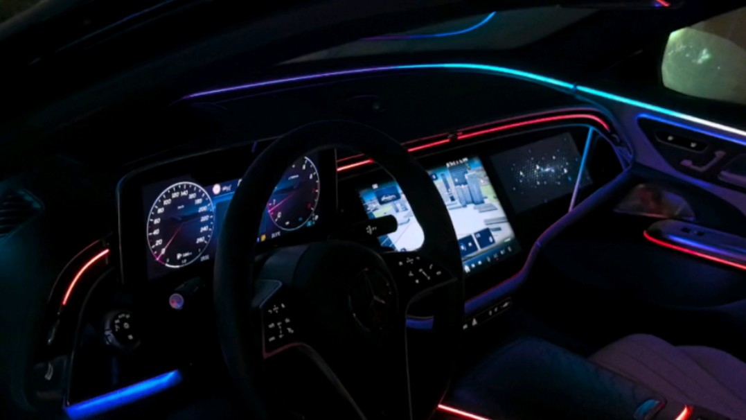 梅赛德斯奔驰e级车内饰夜晚氛围灯的效果怎么样[灵机一动]