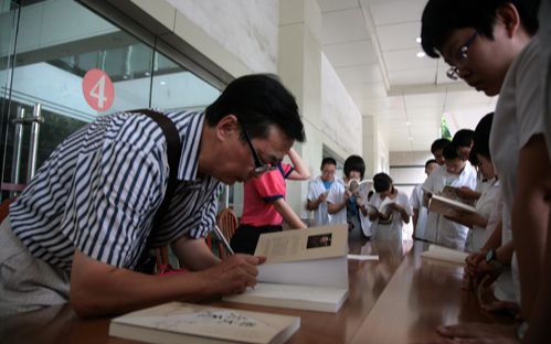 【陈建文老师个人访谈录】向我的前辈致敬:一个对我影响至深的人——他是我的语文老师……哔哩哔哩bilibili