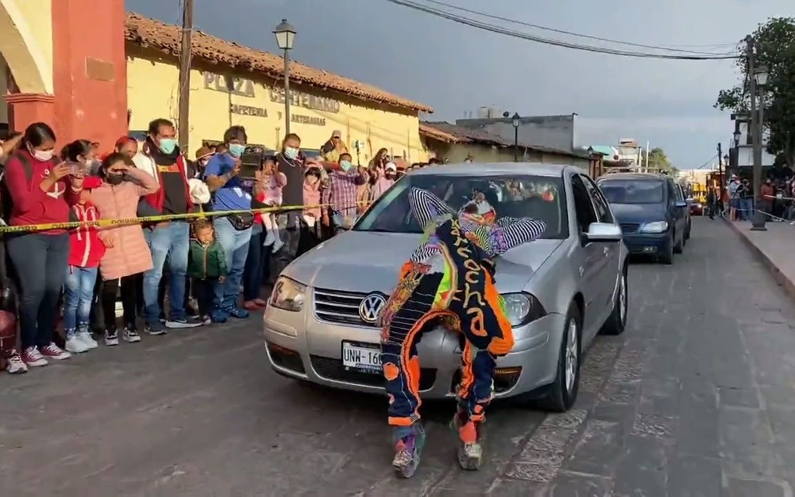 (恶作剧搞笑视频)街头艺术12,恶搞过往行人车辆!