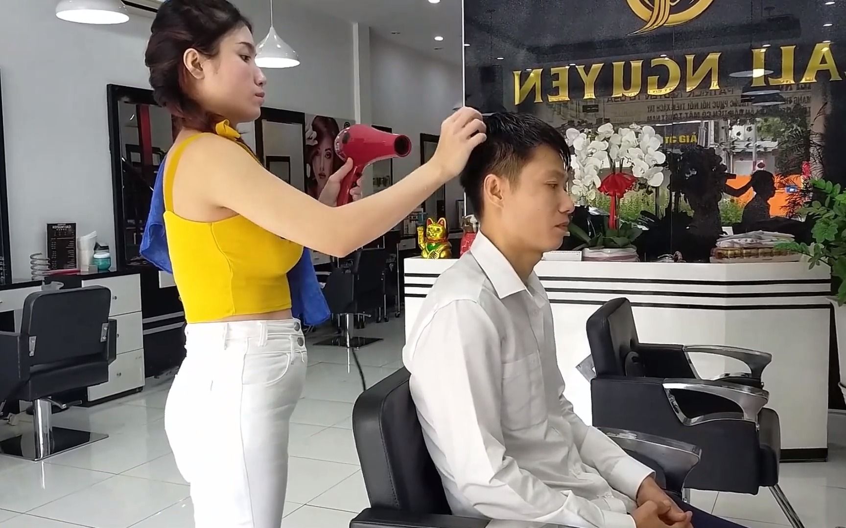 越南理发店精致洗头服务,服务周到十分享受